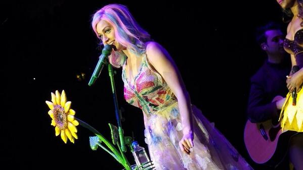 Katy Perry being amazing last night! #KatyPerry #Belfast #PrismaticWorldTour #KatyCats ❤️