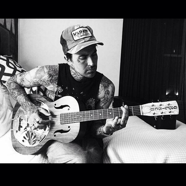makeitbanging's tweet image. Yelawolf practicing his cords. makeitbanging.com yelawolf, eminem, music, guitar, country, hip hop, native...