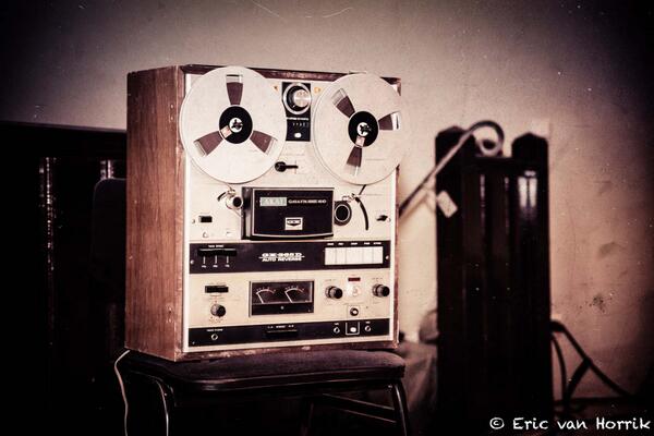 EvHorrik's tweet photo. Bruidsreportage Zarah en Dave is bijna klaar, met deze taperecorder in een mooie bijrol!! #bruidsfotografie#fotograaf http://t.co/MVnvJ6Tol1
