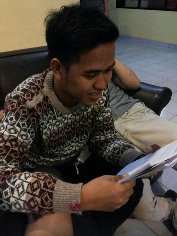 KDIOffc_MNCTV's tweet photo. Wah, @IrsyadKDI2014 kok senyum-senyum sendiri ya baca lirik lagunya? Wah kayaknya pengalaman pribadi nih :D http://t.co/3neQM7oe1p