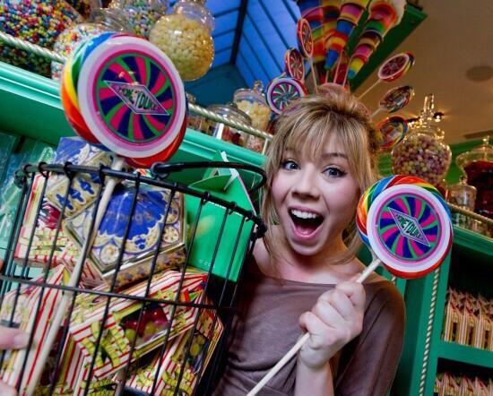 Usj ハリーポッター 情報局 画像 ハニーデュークスの店内イメージ カラフルで楽しい店内には すっぱいペロペロ酸飴 爆発ボンボン など ホグワーツ生徒にも大人気のお菓子が並んでます Http T Co Gpt5i4pcre