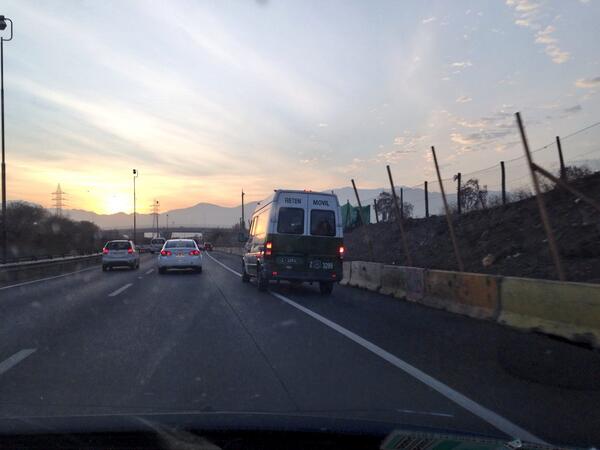 Medins's tweet photo. Que ejemplo! 7:30 de la mañana Autopista del Sol andando por la BERMA.@DMatamala @Carabdechile http://t.co/JnwoKWna9l