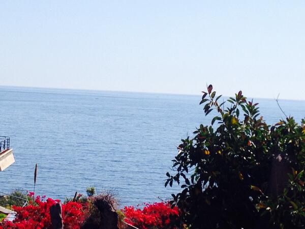 FannyVacirca's tweet photo. Che la mia giornata abbia inizio..#Estate #Sole #Mare ☀️🍹 questa vista rende tutto molto più piacevole! Mooolto più! http://t.co/sVf3xtOhSu