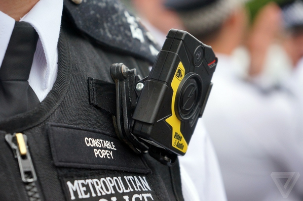 verge's tweet photo. Smile for London's new camera-wielding police http://t.co/h5boEJyxlv http://t.co/cxjVPFvZT7