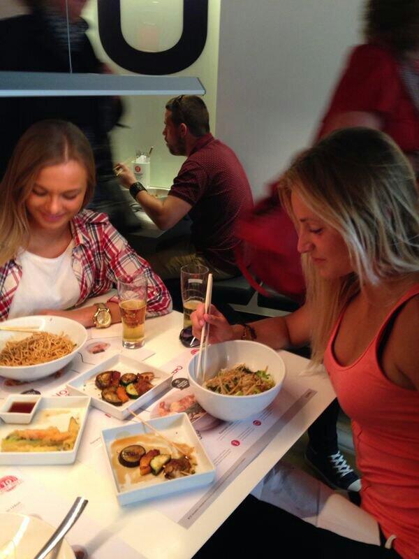 eveus's tweet photo. comiendo con mi  @luciamartino nos espera un buen dia!!! #loveit http://t.co/zcxSQ818NG