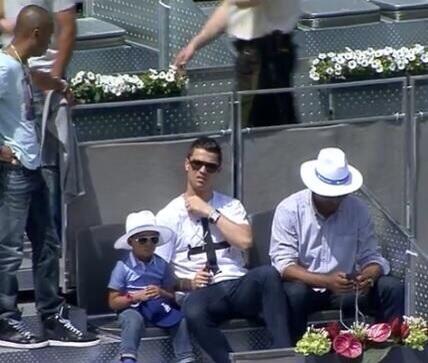realmadrid_th's tweet photo. ��ริสเตียโน่ และ ลูกชาย มาชมการแข่งขันเทนนิสมาดริดโอเพ่น http://t.co/B7SHa24zsC