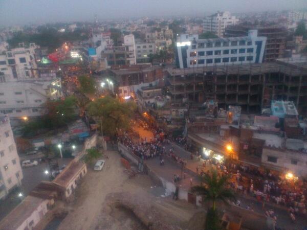 AmiSri's tweet image. A scene from BJP office towards the road. #MODIfiedKASHI