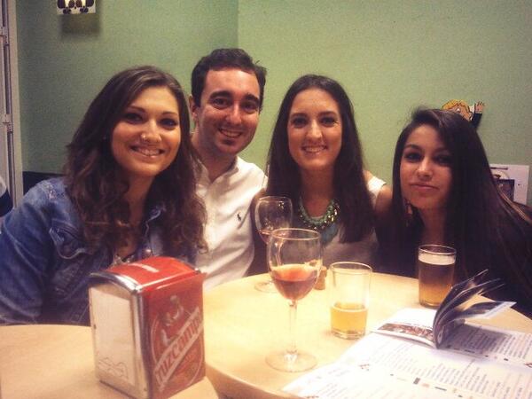 SaraGon6's tweet photo. Con los cumpleañeros #losquieromas #superbonicos @ClaraGPastor @JoseAntonioNine #encarni http://t.co/HhiA7SCGPE