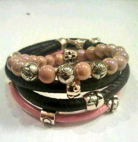 Leuke armbanden van kralen , leer, bedels.