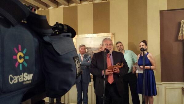 garciamfernando's tweet photo. La @RTVA y en su nombre @JoaquinDuranAyo recibe el premio de Aula de Cultura del Carnaval de #Cadiz por sus 25 años. http://t.co/vleuRyLXfe