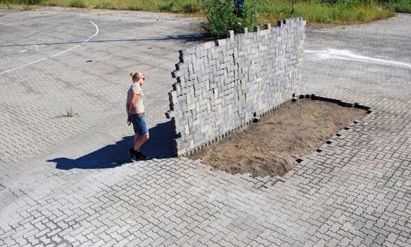 UBAK_MTP's tweet image. #urbanhacking #streetart #braddowney #beginningandtheend  #hamburg 2010