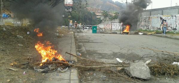 ReporteYa's tweet photo. #8M.  Barricadas cierran totalmente la carretera Petare - Mariche. http://t.co/a8PuCO4KmA - vía @Yugtor