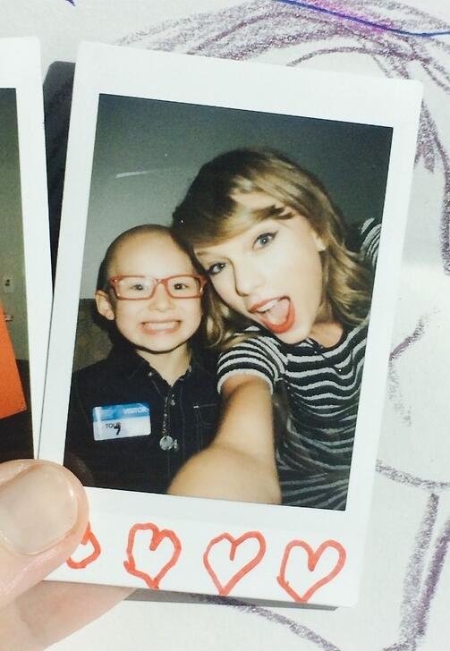 Observatorium Met bloed bevlekt stad Taylor Swift Selfies on Twitter: "@taylorswift13's cute polaroid selfie  with Khloe!! #StayFearlessKhloe http://t.co/Ybls0v10ss" / Twitter
