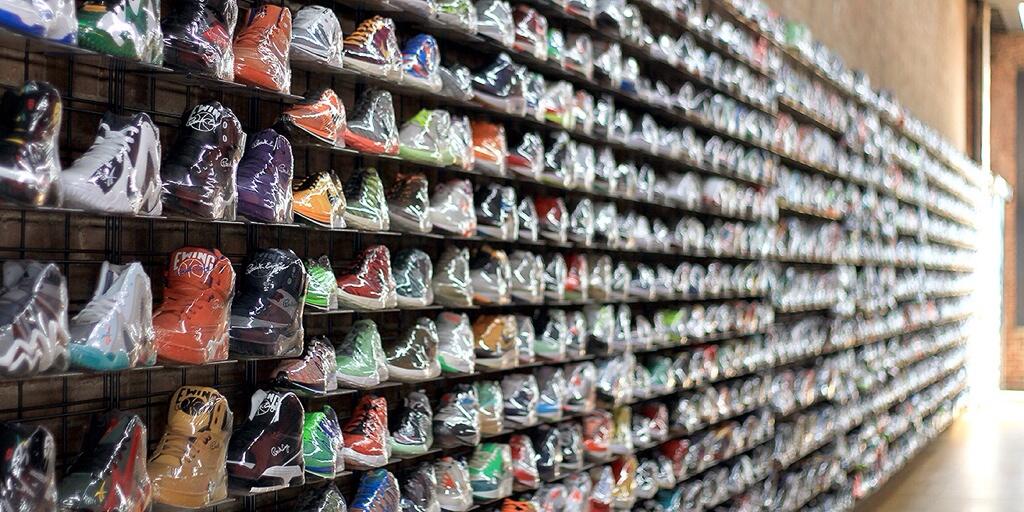 Arbitrage omfavne Undvigende Flight Club on Twitter: "The #FlightClub Sneaker Wall.  http://t.co/il5Kc6gqY8" / Twitter