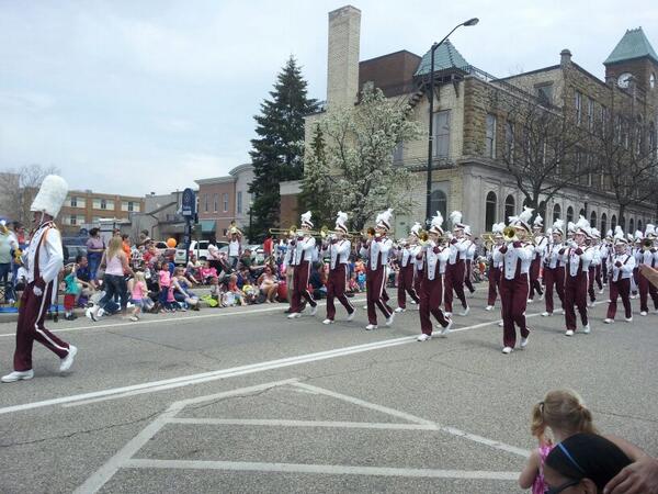 HollandSentinel's tweet photo. Holland Christian's band performs in the #kinderparade. #TulipTime #Tuliptime2014 http://t.co/UuOwaK5Iba