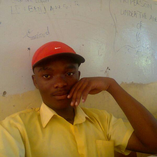 TheoTeffo's tweet photo. My self at skul 3yer bck lol http://t.co/m4RpUbalX0