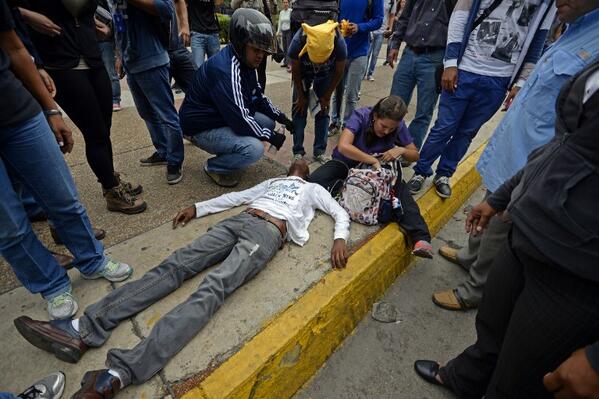 suprema1984's tweet photo. Reportan varios heridos en Altamira, continúan enfrentamientos. Vía @jbarreto1974 http://t.co/AazvyJb7ic