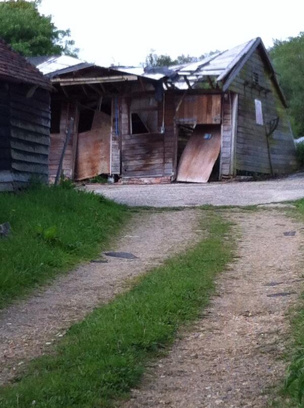 GrahamNWood's tweet photo. @ShedPorn this one let itself go...like an ageing thespian turning to drink... http://t.co/Tka2JkgWox