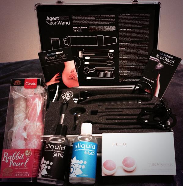 sexcupcakes's tweet image. Look at all the goodies we just got! Adding the wand to sexandcupcakes.com #ElectricFun