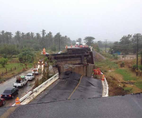 elsolde_mexico's tweet photo. Abren paso lateral en el puente #Cuajilote, en #Guerrero, que colapsó por #sismo
http://t.co/rVMVD1d8kW http://t.co/9KwoIAVKGE