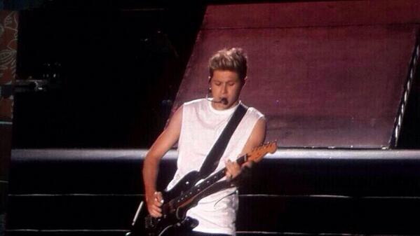 PayusFox's tweet image. #WWATBRASIL Niall en el escenario en el estadio en Rio hace unos minutos. #1DNotes