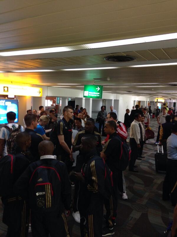 AFCAjax's tweet photo. Gearriveerd in Jakarta! Nu op naar de douane. #AjaxIndonesiaTour http://t.co/5mwSJTxZiR