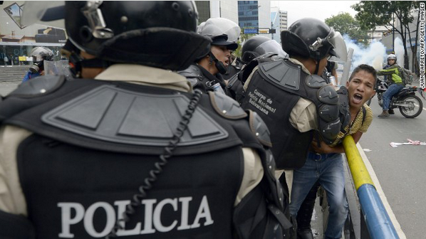 CNNEE's tweet photo. Fotos del desmantelamiento de los campamentos en Venezuela:  http://t.co/WDkEtIvZr3 —#ConcluCAMPAMENTO @fdelrinconCNN http://t.co/A1Gf2tnsdl