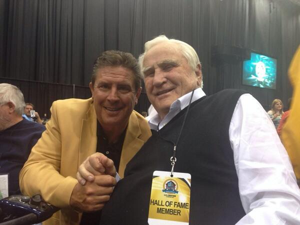 ClaroSports's tweet photo. #LaImagen Dos legendarios de @MiamiDolphins, Don Shula y Dan Marino juntos previo al #DraftNFL2014 http://t.co/iGSnz72Mks