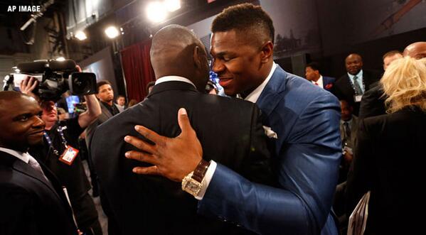 Raiders's tweet image. More Twitter reaction to the Raiders selection of LB Khalil Mack #RaidersDraft bit.ly/1fTaiwZ