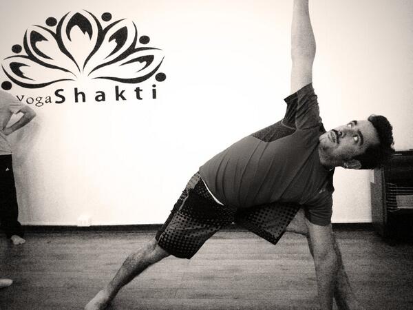 YogaShakti's tweet photo. Buena práctica la de hoy @KokeSantaAna?  Felicitaciones! #contodoelshakti http://t.co/rrnwrp6nql