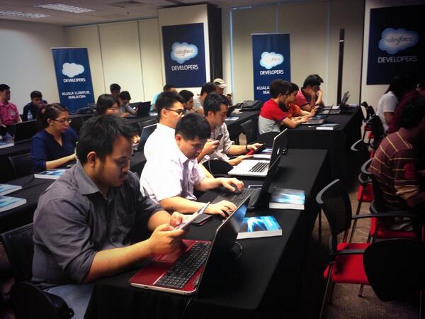 LangstonJessica's tweet photo. First Kuala Lumpur meetup. #s1devweek http://t.co/ajHFpDzqQr