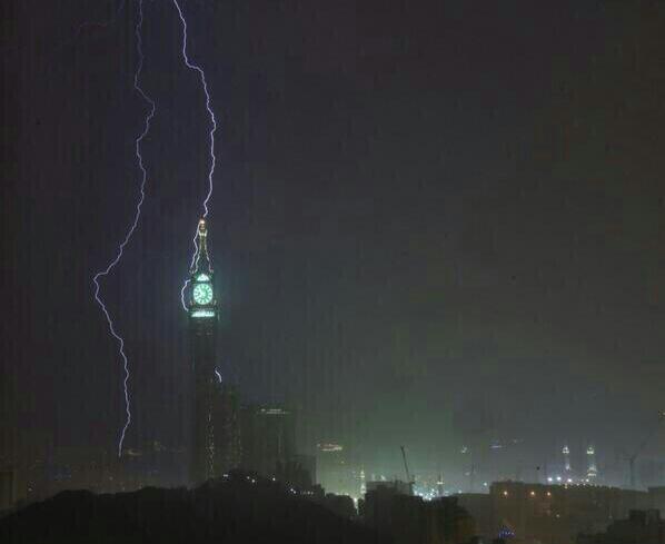 twasulnews's tweet photo. (صورة) صاعقة تضرب ساعة مكة وتوقفها فجر اليوم 

http://t.co/jddLnYnKJW 

#مكة_المكرمة #أمطار_مكة http://t.co/WWoy6lGEKQ