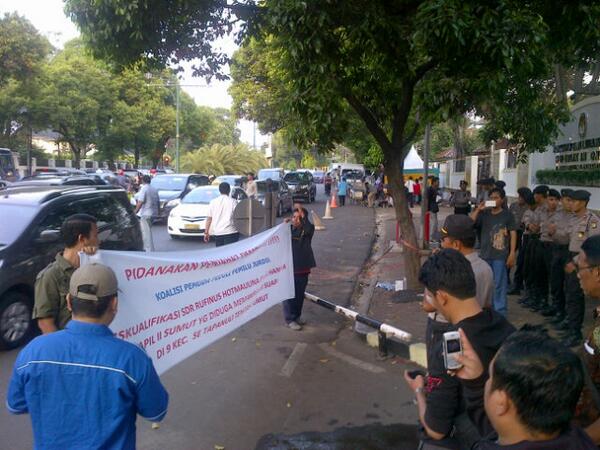 17:10 Situasi arus lalin depan kantor KPU Jl.Imam Bonjol Japus &amp; Cuaca Cerahlalin padat