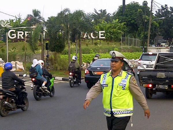 17:13 Kondisi arus lalin dpn Pintu 1 TMII petugas upaya melakukan pengaturan