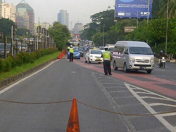 17:24 Gerbang Tol Senayan diberlakukan sistem buka tutup ut mengurai kepadatan seputaran Semanggi