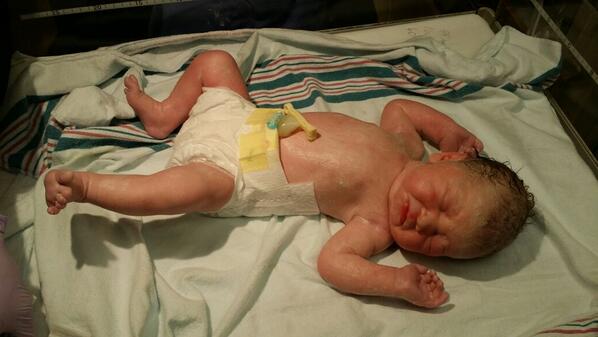 tdas2002's tweet photo. Baby Khloyee is here http://t.co/7pC2GUg237