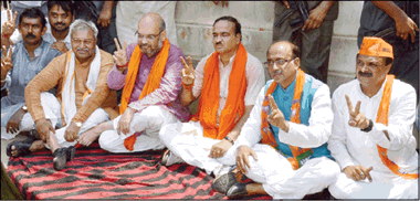 Interceptors's tweet photo. #VaranasiBlock Sri @AmitShahOffice @arunjaitley @lkbajpaibjp @manishBJPUP @AnanthKumar_BJP at BHU  @NaMoChaiParty http://t.co/i81H6hwTjo