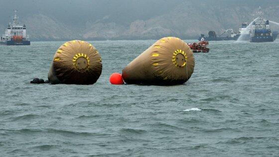 해경이 사고첫날 특전동지회 등 베테랑 다이버들을 세월호 2km 앞까지 불러다만 놓고 저녁까지 투입하지 않았다고 윤부한 중대장이 밝혔습니다. 해경도 수사대상이라고 bit.ly/RtCZpm