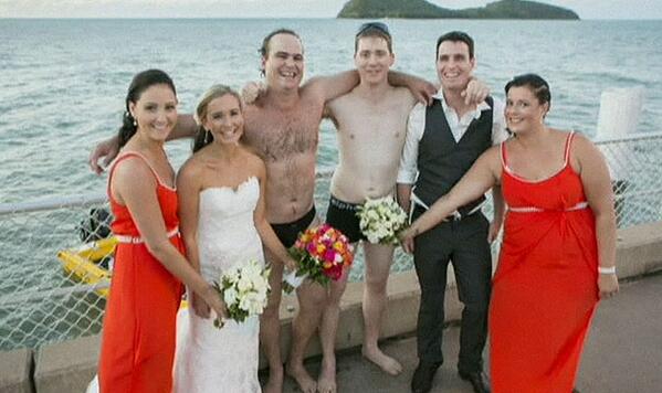 A3Noticias's tweet photo. Interrumpen su boda en Australia para salvar a un pescador que su hundía en un bote [VÍDEO] http://t.co/rmuVzmUSez http://t.co/GvRPBFrJFU