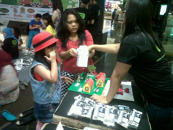 Mrs. Ocha sedang menilai hasil karya 3D paper Superkids &amp; memberikan <a href="/healthybitess/">Healthy Bites</a> unduk mengisi Giftbox for Mom