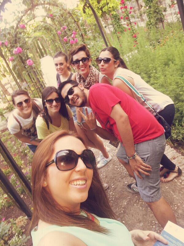 Mnica90's tweet photo. De excursion por la Alhambra!!@CarmenCaracuel_ @xioocolatee @Patricia__pg @madelguti @jcerveraj http://t.co/SrWCFhDSKX