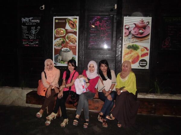 dinner \(^_^)/ <a href="/nunikkha/">Nuniik Khasanul Muna</a> <a href="/LalaReyla/">laela roslindaa</a>