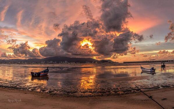Gabriele_Corno's tweet image. Pantai Bersih, Seberang Perai, Penang, Malaysia by Yazir Yacob #beach #fire #CGE