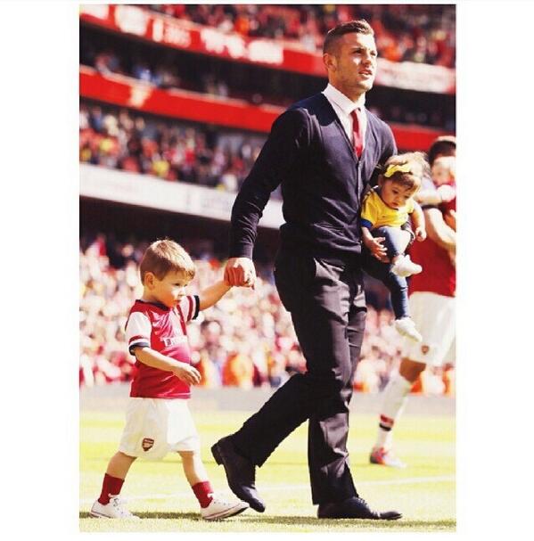 Layannjee's tweet photo. Good husband is when he holds your son while carrying your daughter 💕 http://t.co/lnN2OXDLc0""