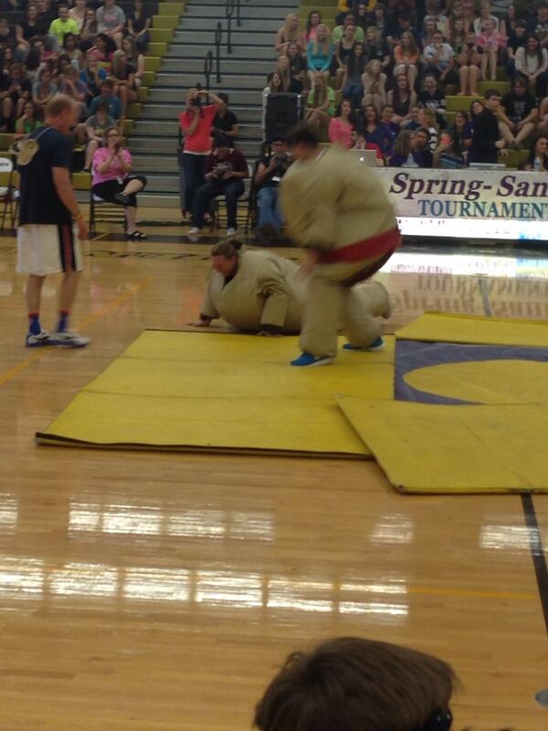 SPRING_SANITY's tweet photo. Mrs. Dickerson is on the floor!! http://t.co/0liOGLFS8H