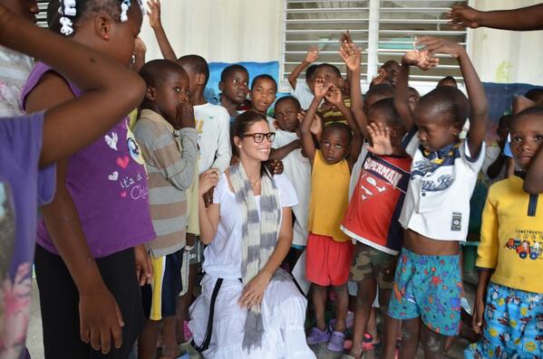 “<a href="/AdrianaLima/">Adriana Lima</a>: Stand up for women's health! Win lunch with me and <a href="/JozyAltidore/">Jozy Altidore</a>! stlukehaiti.org/jozy-and-adria… #HaitiMoms ”