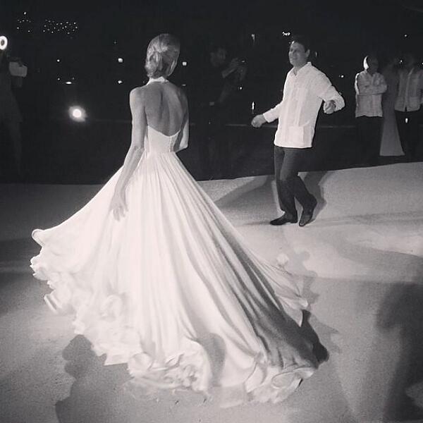 Mary Katrantzou a créé sa 1ère robe de mariée et on la trouve juste.. sublime. Les photos ici glmr.fr/robe-mariee-ka…