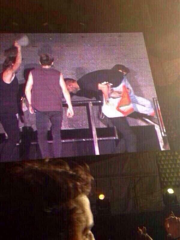 _peachy's tweet image. ZAYN CARREGANDO O LIAM! #1DWelcomeToBrazil