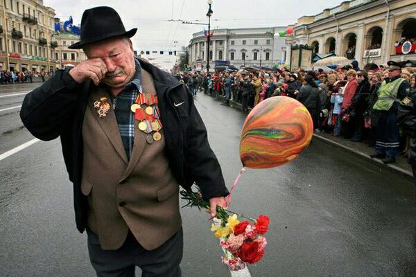 today_okay's tweet photo. Пожалуй, нет праздника, пронзительнее и трогательнее, чем #9мая - #ДеньПобеды. С праздником!  http://t.co/SwNWvB5KuG