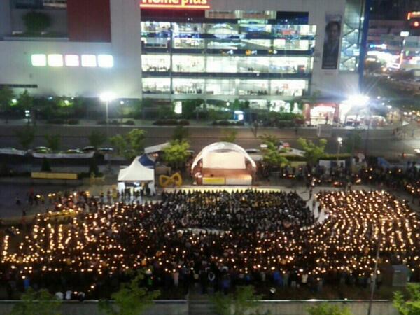 8:01 안산문화광장에 모인 단원고 포함 안산지역 고교생 3천여명. 어른들께 "우리친구들 잊지말아달라" 외치고 있습니다. 들리십니까?